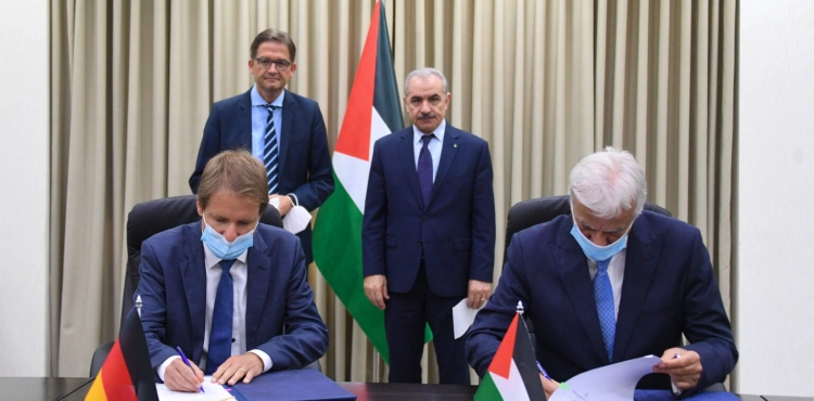 Signing a German grant of 25 million euros to support the education sector