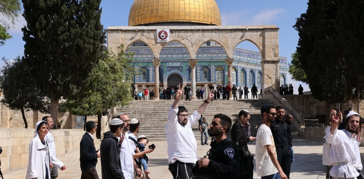 With the start of the Jewish holidays, hundreds of settlers storm Al-Aqsa