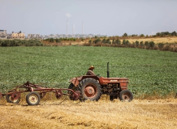 A farmer was wounded by Israeli bullets on the Gaza border