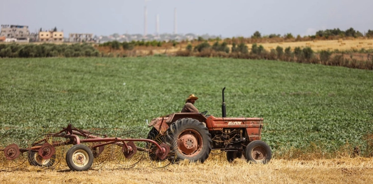 A farmer was wounded by Israeli bullets on the Gaza border