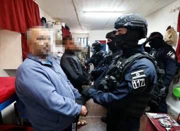 Repressive forces storm Section 12 of Ofer Prison