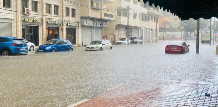 In half an hour of winter, houses and roads were flooded in several Palestinian areas
