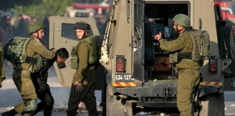 The occupation arrests a boy south of Nablus