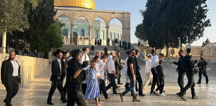 23 stormed Al-Aqsa Mosque and prevented the call to prayer for 44 times in Al-Ibrahimi last month
