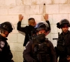 Jerusalem: The occupation arrests 15 young men at the gates of Al-Aqsa Mosque