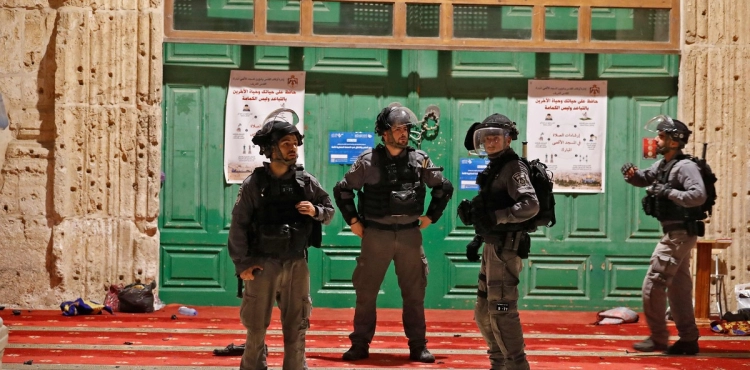 The occupation forces 6 boys away from Al-Aqsa Mosque