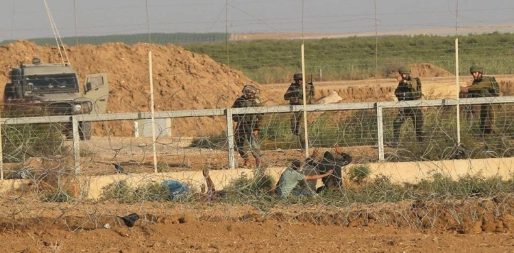 Occupation arrests a young man at the borders of the Gaza Strip