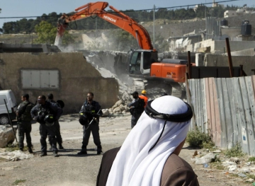 The occupation distributes demolition notices north of Jerusalem