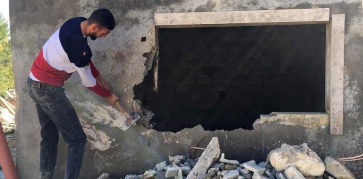 The occupation forces a Jerusalemite family to demolish 3 of their own homes