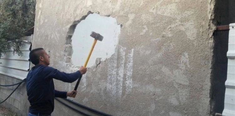 The occupation forces 5 Jerusalemites to demolish their homes in Beit Hanina